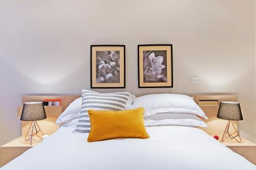 Кровать или кровати в номере Madison Hill - White Hill House 1 - 1 bedroom flat