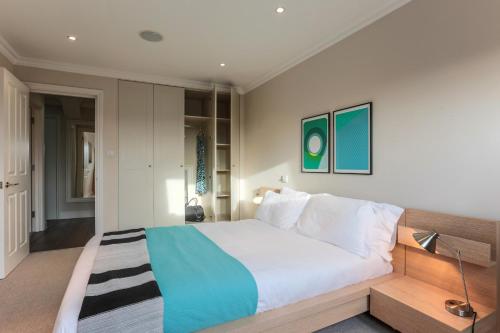 a bedroom with a large bed in a room at Madison Hill - White Hill House 5 - 3 bedroom flat in London