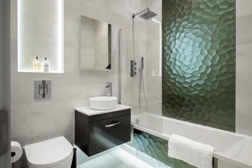 a bathroom with a sink and a toilet and a shower at Contemporary Didcot Apartments for Work & Leisure in Didcot