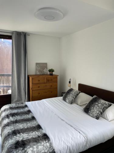 a bedroom with a large bed and a window at Star Résidence in Isola