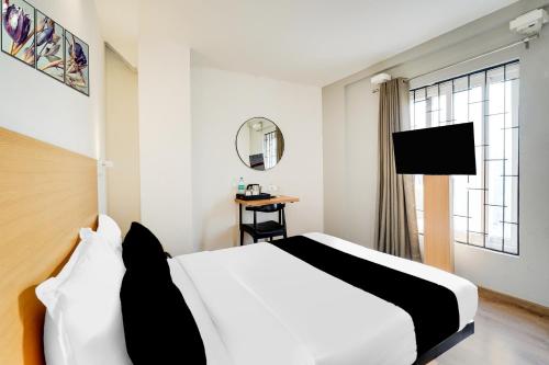 a bedroom with a white bed and a window at Collection O BTM Layout Near Madiwala Lake Formerly Q Rooms in Bengaluru