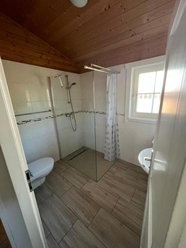 un baño con ducha y WC en Silence-Lodge, en Müncheberg