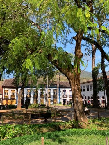 un parque con un banco frente a un edificio en Rua D, en Mariana
