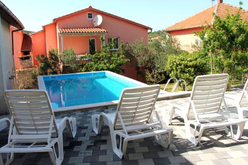 House with outdoor pool in Tisno