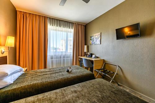 Ένα ή περισσότερα κρεβάτια σε δωμάτιο στο Liva Hotel