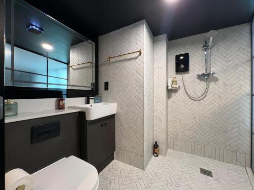 a bathroom with a toilet and a sink and a shower at Modern Studio Living, 300m from Totteridge & Whetstone Station in Whetstone