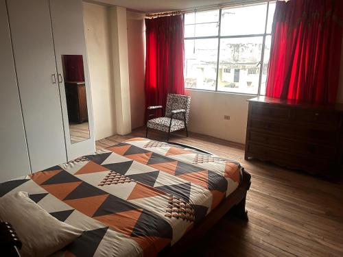 Ένα ή περισσότερα κρεβάτια σε δωμάτιο στο Habitación Céntrica cama Queen Salcedo