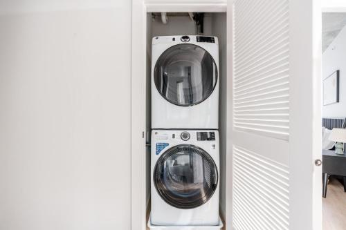 a washer and dryer in a room at Blueground Crystal City rooftop pool nr Potomac WDC-1031 in Addison Heights
