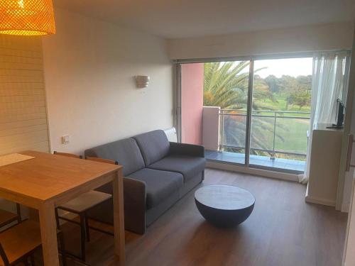 Χώρος καθιστικού στο Appartements rénovés vue golf