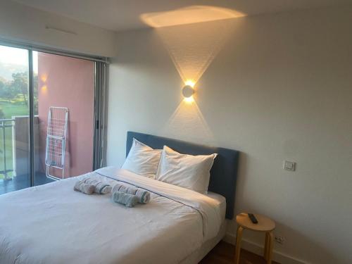 Ένα ή περισσότερα κρεβάτια σε δωμάτιο στο Appartements rénovés vue golf