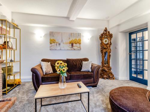 ein Wohnzimmer mit Sofa und Tisch in der Unterkunft The Pantiles in Chesterfield