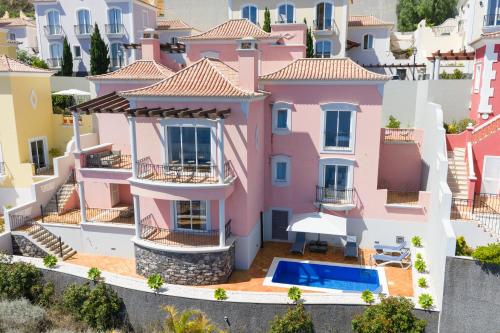 Πισίνα στο ή κοντά στο Luxury Villa Pembe Palheiro Village by Holiday Rental Madeira