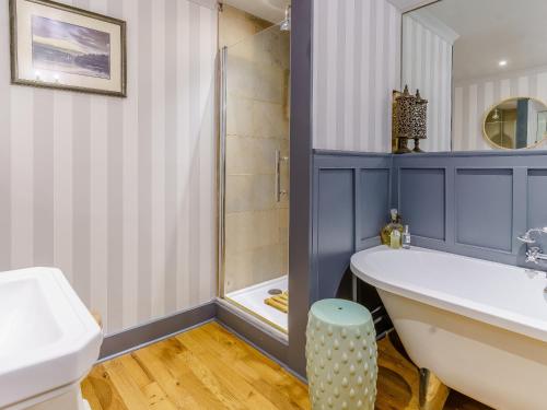 Ein Badezimmer in der Unterkunft The Old Vicarage