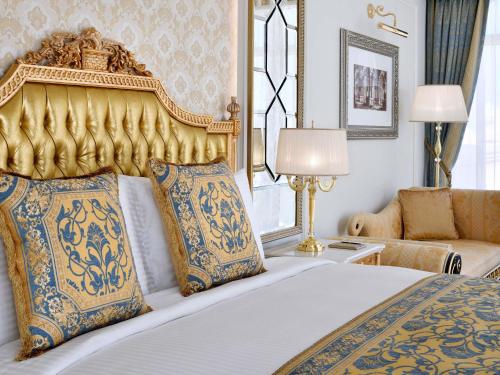 Кровать или кровати в номере Raffles The Palm