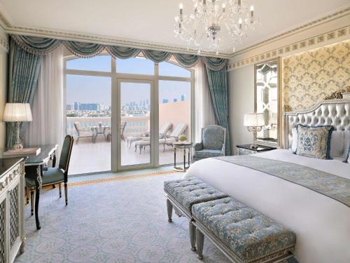 Кровать или кровати в номере Raffles The Palm