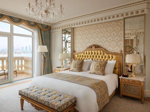 Кровать или кровати в номере Raffles The Palm