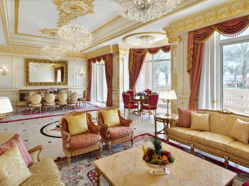 Гостиная зона в Raffles The Palm