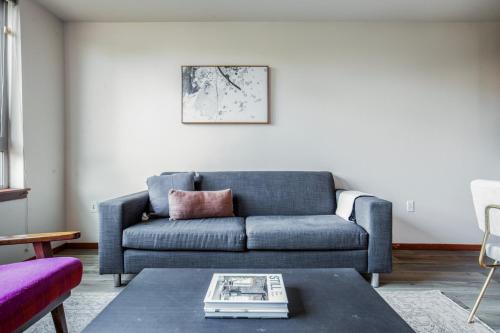 Fotografie z fotogalerie ubytování Blueground Brighton balcony nr Othello Park SEA-875 v destinaci Seattle