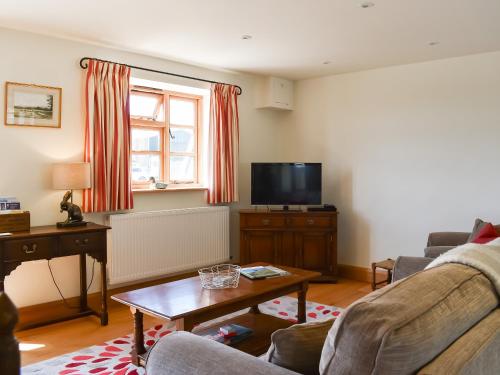 TV a/nebo společenská místnost v ubytování Badger Cottage - Uk47504