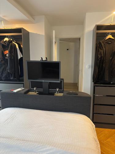 Televisyen dan/atau pusat hiburan di Appartement Drancy proche RER