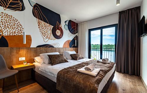 une chambre avec un grand lit avec des serviettes dessus dans l'établissement Waterfront villa Marija by Villas Guide, à Potirna