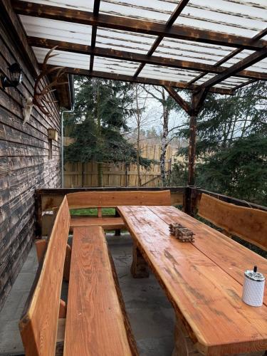 ハルツゲローデにあるChalet Wolfsbergの木製のピクニックテーブル(二台のベンチ付)