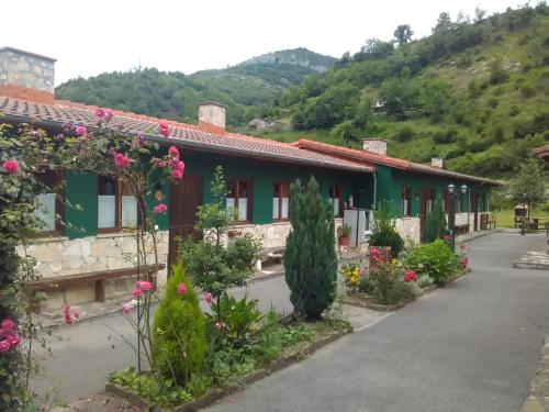 a row of houses with flowers in front of them at Apartamentos El Campal in Felechosa
