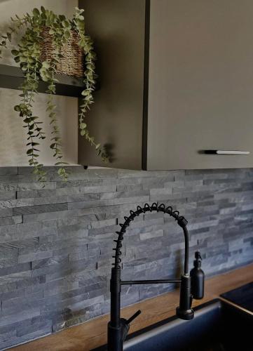 a kitchen sink with a faucet next to a counter at Mellie's Ferienwohnung im Stryck in Willingen