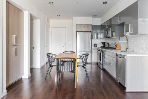 a kitchen with a table and chairs in a room at Blueground Milpitas pool nr Great Mall SFO-1950 in Milpitas