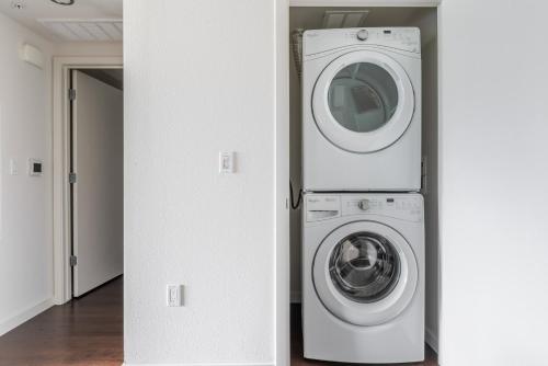 a washing machine and a washer and dryer in a room at Blueground Milpitas pool nr Great Mall SFO-1950 in Milpitas