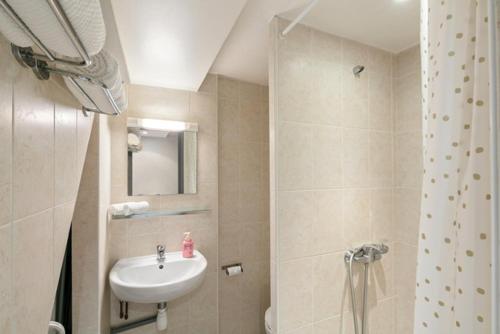 a bathroom with a sink and a toilet and a shower at Duplex au cœur du vieil Antibes, Le Jamesy in Antibes