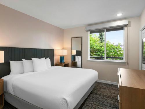 Postel nebo postele na pokoji v ubytování Worldmark Oceanside Harbor