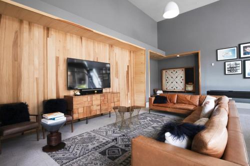 a living room with a couch and a flat screen tv at Blueground Mountain View pool nr Shoreline Park SFO-1927 in Castro City