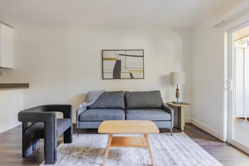 Afbeelding uit fotogalerij van Blueground Sunnyvale pool nr Murphy Park SFO-1962 in Sunnyvale