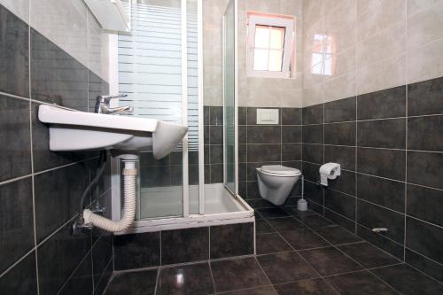 Un baño con lavabo e inodoro en House with outdoor pool in Tisno, en Tisno