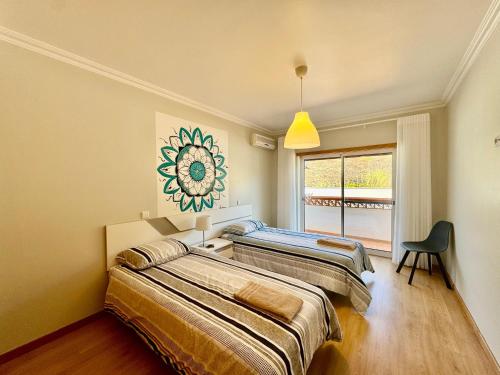 En eller flere senge i et værelse på Burgau Serenity