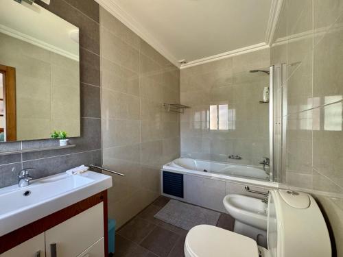 Et badeværelse på Burgau Serenity