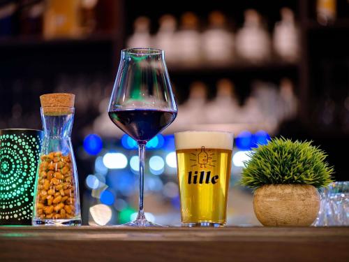 a glass of wine and a glass of beer at ibis Styles Kiel City in Kiel
