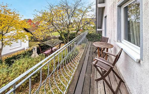 - un balcon en bois avec une table et des chaises dans l'établissement Ferienwohnung Trassenheide, à Trassenheide