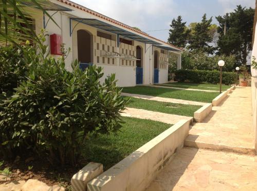 una casa con un prato davanti di Agriturismo L'Agrumeto a Otranto