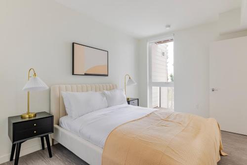 a white bedroom with a bed and a window at Blueground Downtown Berkeley rooftop nr UC Berkeley SFO-1954 in Berkeley