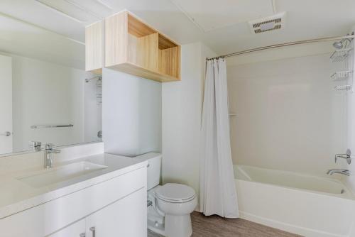 a bathroom with a toilet and a sink and a tub at Blueground Downtown Berkeley rooftop nr UC Berkeley SFO-1954 in Berkeley