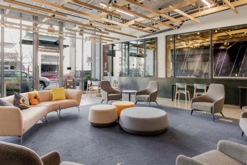a lobby with couches and a table and chairs at Blueground Downtown Berkeley rooftop nr UC Berkeley SFO-1954 in Berkeley