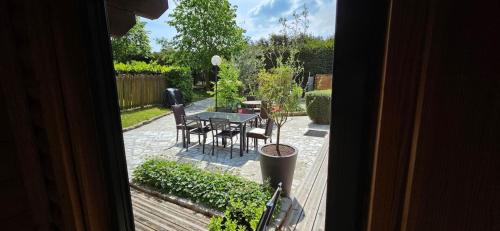 Blick auf eine Terrasse mit einem Tisch und Stühlen in der Unterkunft Villa D'Andy - Collection Idylliq in Paron
