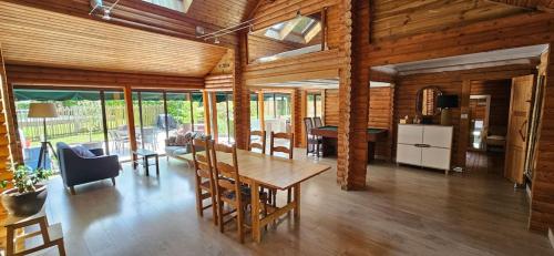 ein Esszimmer mit einem Tisch und Stühlen in einem Haus in der Unterkunft Villa D'Andy - Collection Idylliq in Paron