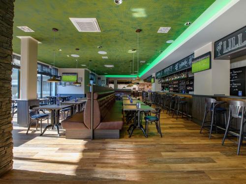 Un restaurante o sitio para comer en ibis Styles Bad Reichenhall