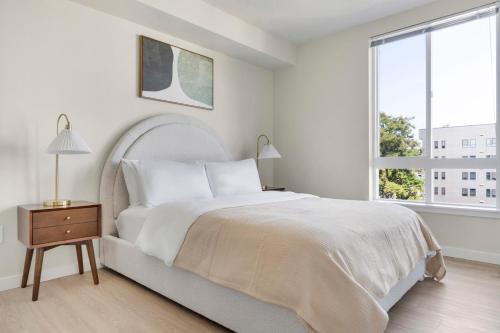 Katil atau katil-katil dalam bilik di Blueground Meridian Park balcony nr Shoreline Park SEA-929