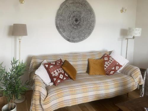 滨海戈尔斯顿The Yellow House的客厅里的沙发上放着枕头