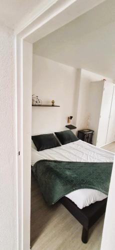 Una cama o camas en una habitación de Le chaleureux 3 pers clim wifi
