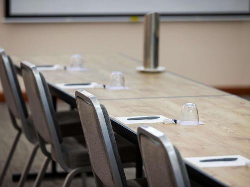 a row of tables and chairs in a classroom at Mercure Newcastle in Newcastle